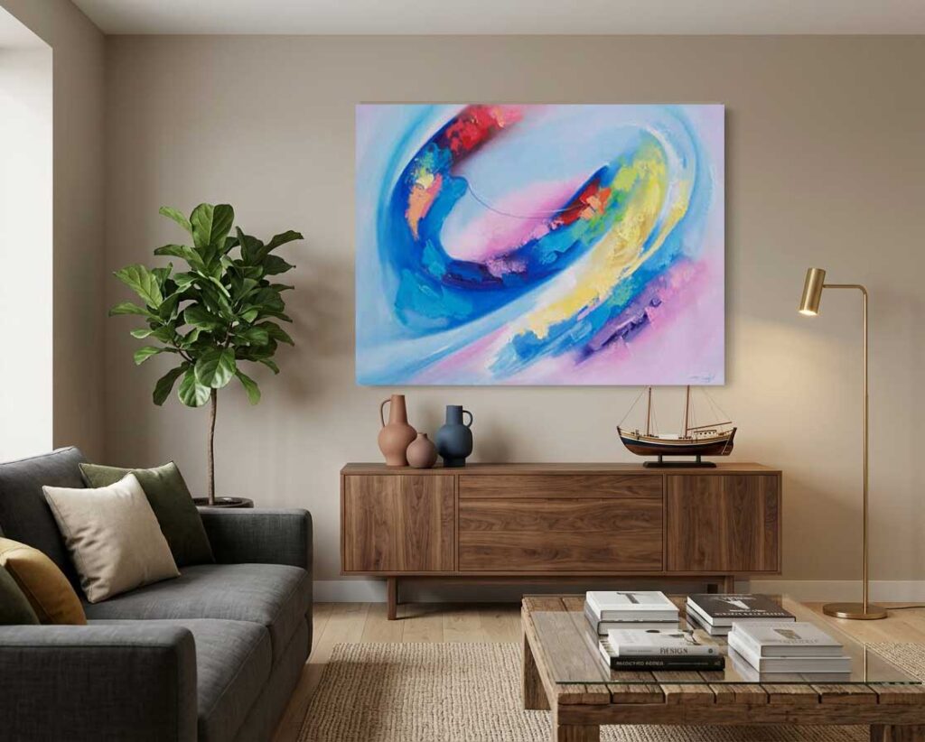 Sala de estar com quadro abstrato na parede